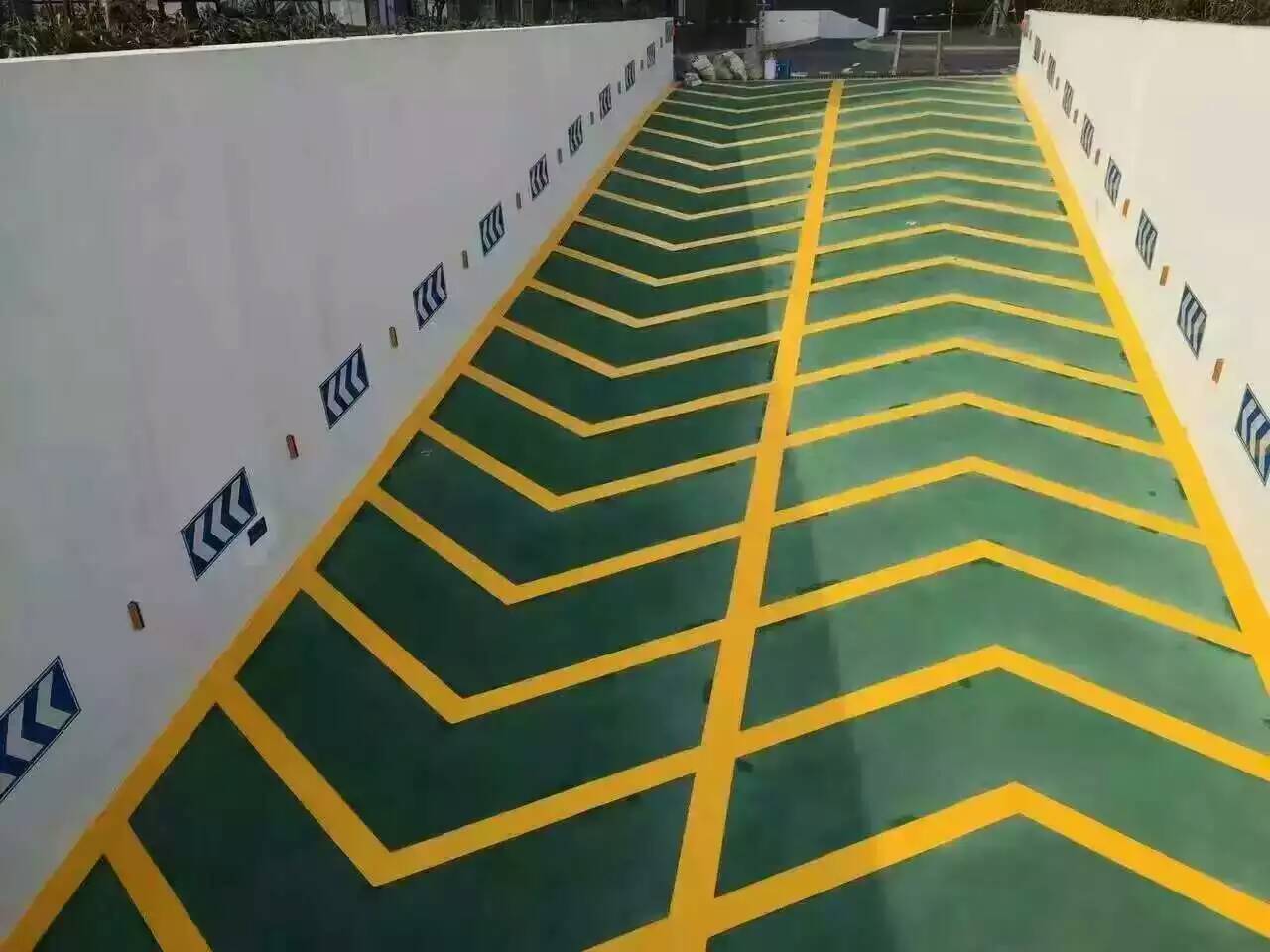 無(wú)震止滑車道地坪